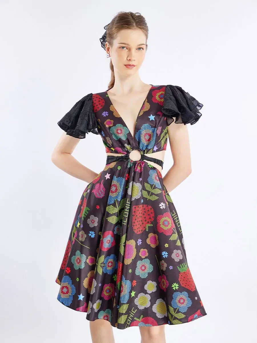 iconic womanblackteeterdress mkp1766248 6